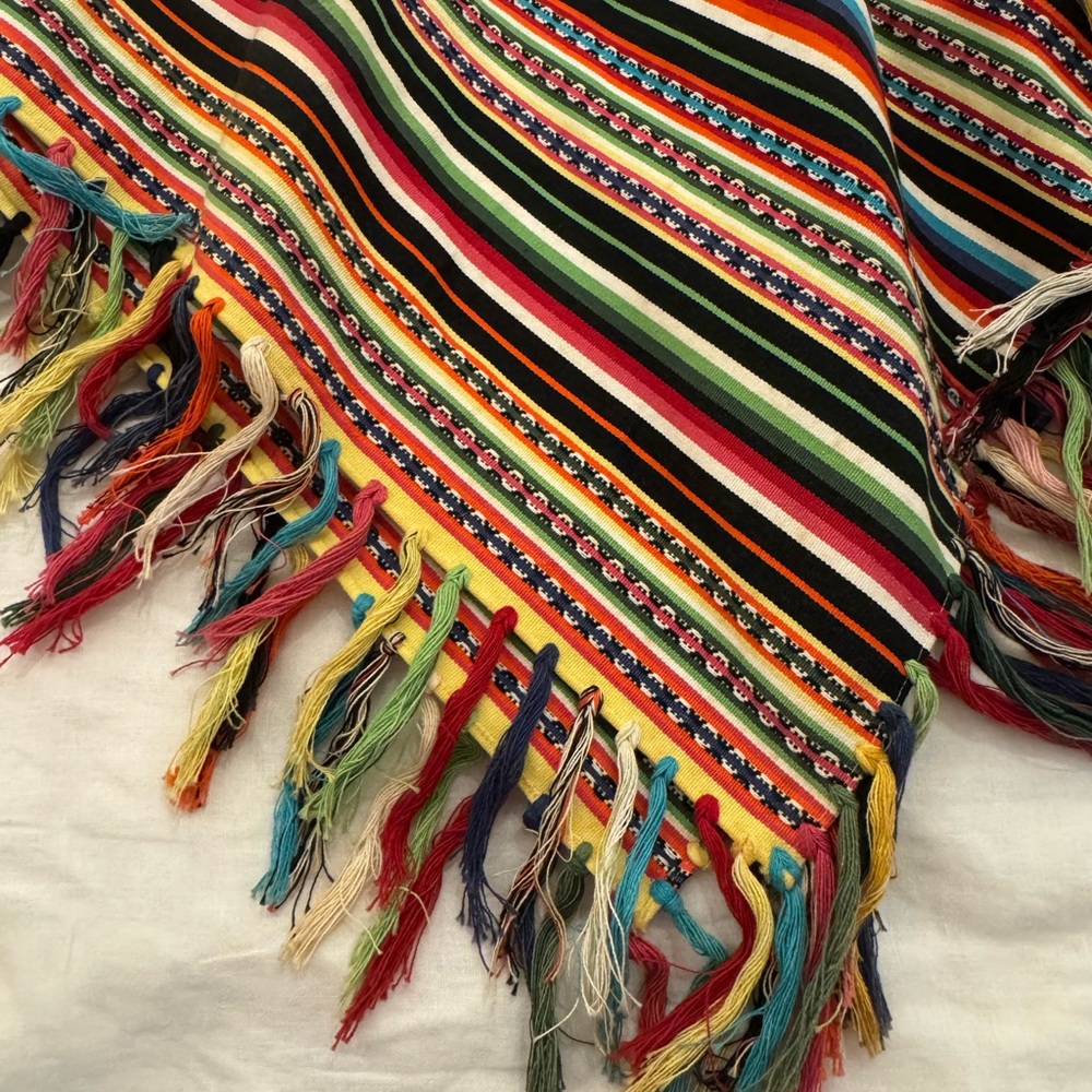 Stunning vintage handcrafted peruvian Multicolor Striped Poncho. Thick fabric. - Picture 2 of 7